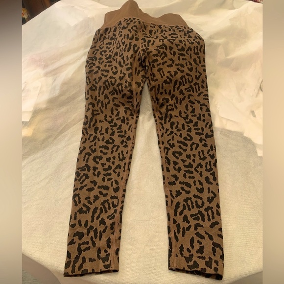 Betsy Johnson Performance Multi Leopard Print Leggings - Picture 4 of 8